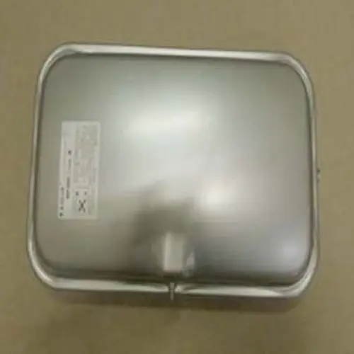 Remeha Ausdehnungsgefäß, rechteckige Form aus Metall mit einer glatten Oberfläche und einem zentralen Auslass, auf einer neutralen Unterlage.